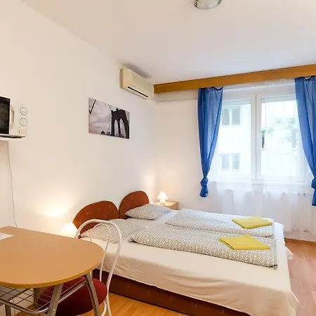 Young Center بودابست